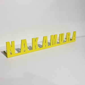 シンプルなアルファベットデザインの黄色のアイアン・ステンレス表札の制作物を撮影した写真