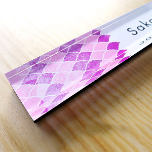 おしゃれに紫の扇模様でデザインした女性向け表札を撮影した画像